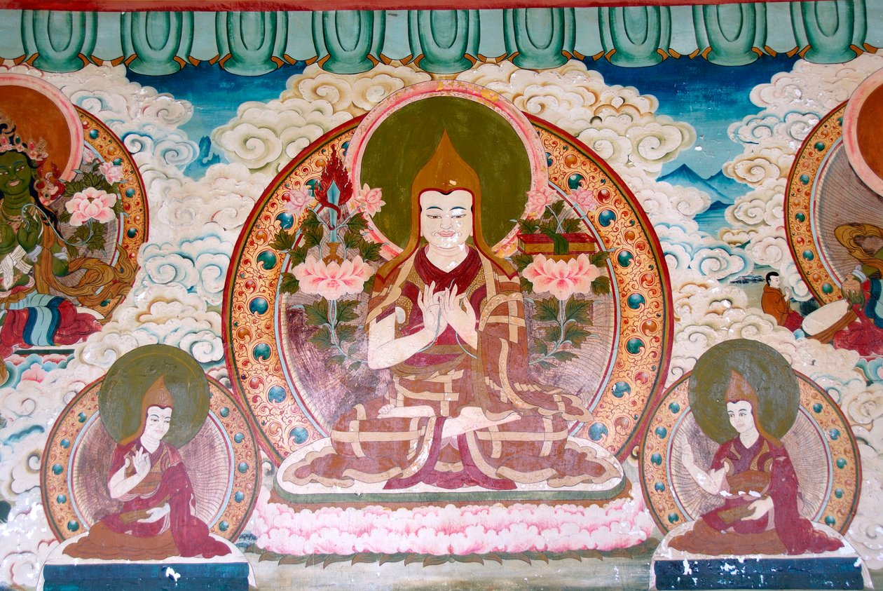tibetansk buddhisme; vægmaleri; Lama Tsongkharpa; Gelug skole; gule hætter; meditation; forskellige håndstillinger; mudras; Yongning; Zhamei tempel; Lugu Hu Lake område; Yunnan-provinsen; Folkerepublikken Kina; Asien af Unbekannt