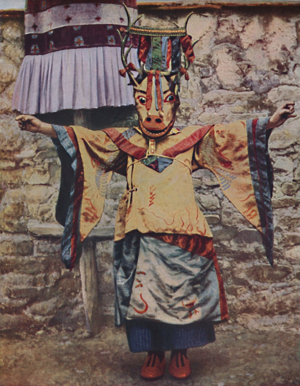 Tibetansk lama klædt sig til djævledansen, c1935 af Unbekannt