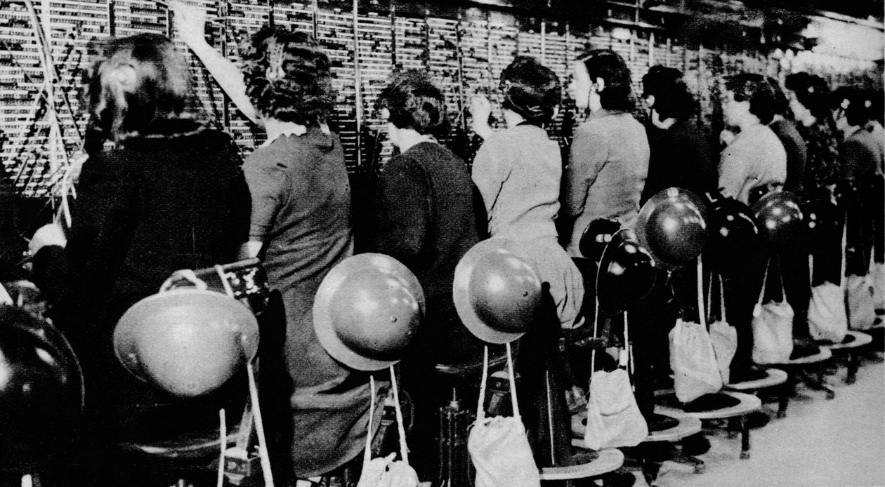 At sidde der og fortsætte, som om der ikke skete noget udenfor var ikke let, 1941 1942 af Unbekannt
