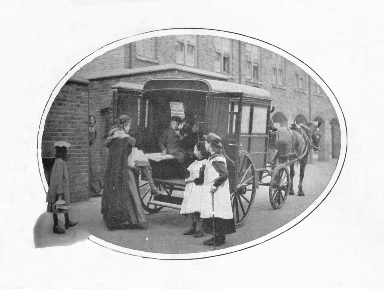 Til skole med ambulance, London, c1903 1903 af Unbekannt