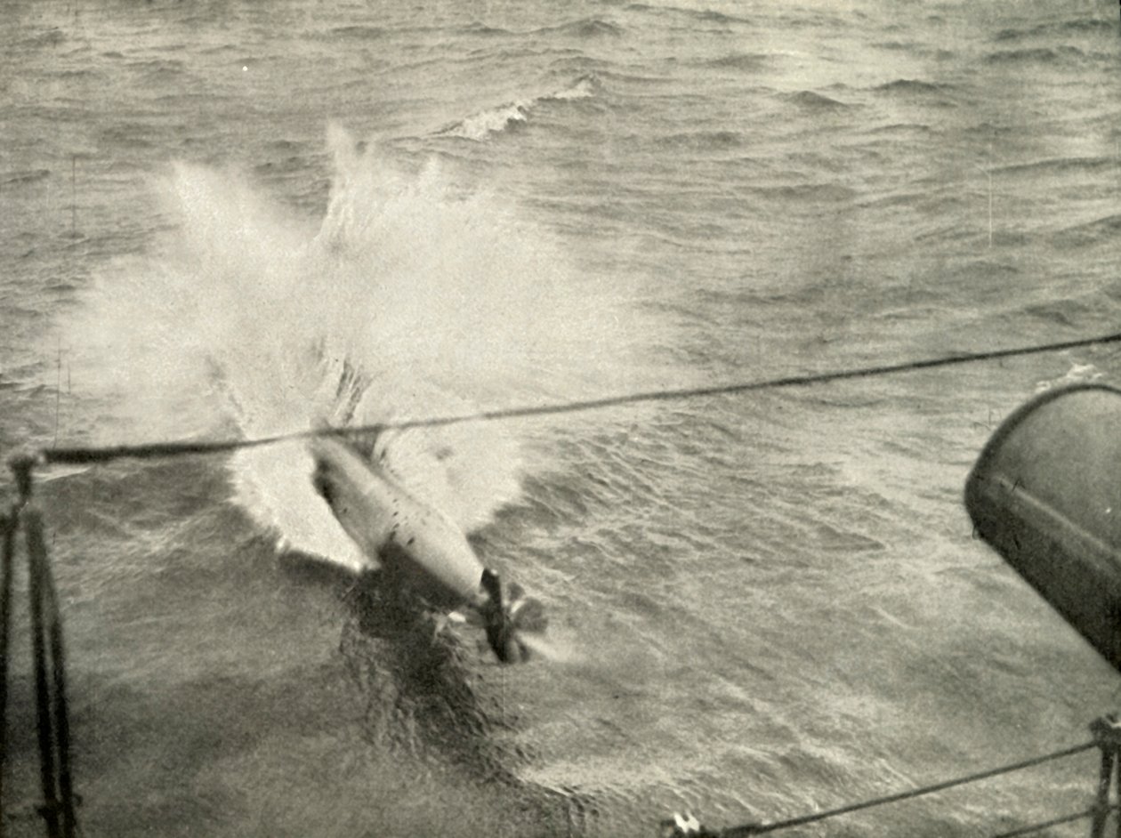 Torpedo på vej ind i vandet, 1919. af Unbekannt