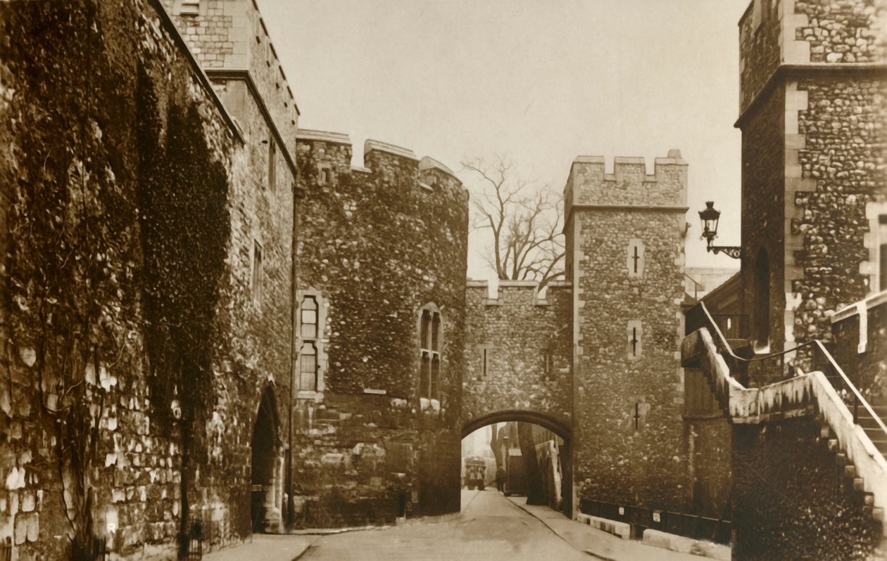 Tower of London...Bloody Tower...St. Thomass Tower og Wakefield Tower, c1910. af Unbekannt