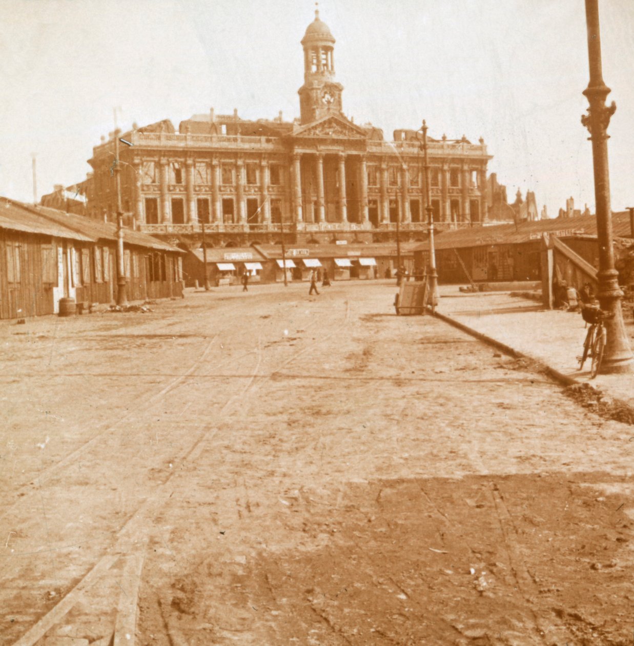 Rådhus og hovedplads, Cambrai, Nordfrankrig, c1914-c1918. af Unbekannt