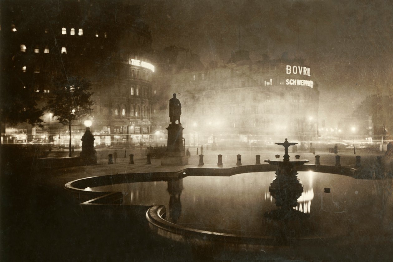 Trafalgar Square. Ser mod Charing Cross. London by Night, 1928. af Unbekannt
