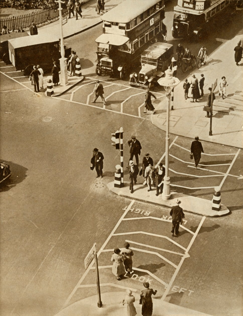 Trafik og fodgængere på Trafalgar Square, London, 1935. af Unbekannt