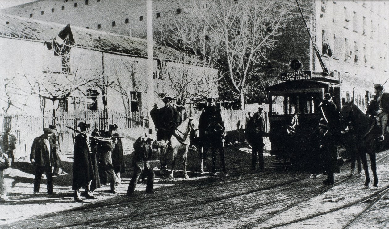 Sporvejsstrejke i Madrid, civilvagten anklager strejkende, der forsøger at stoppe en sporvogn, offentliggjort i magasinet "Nuevo Mundo", december 1919 (s/h foto) af Unbekannt