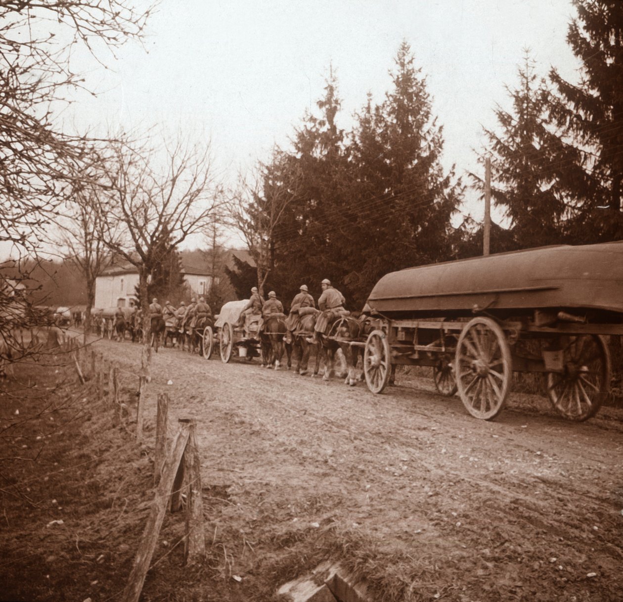 Transport af pontoner, Somme, Nordfrankrig, c1914-c1918 af Unbekannt