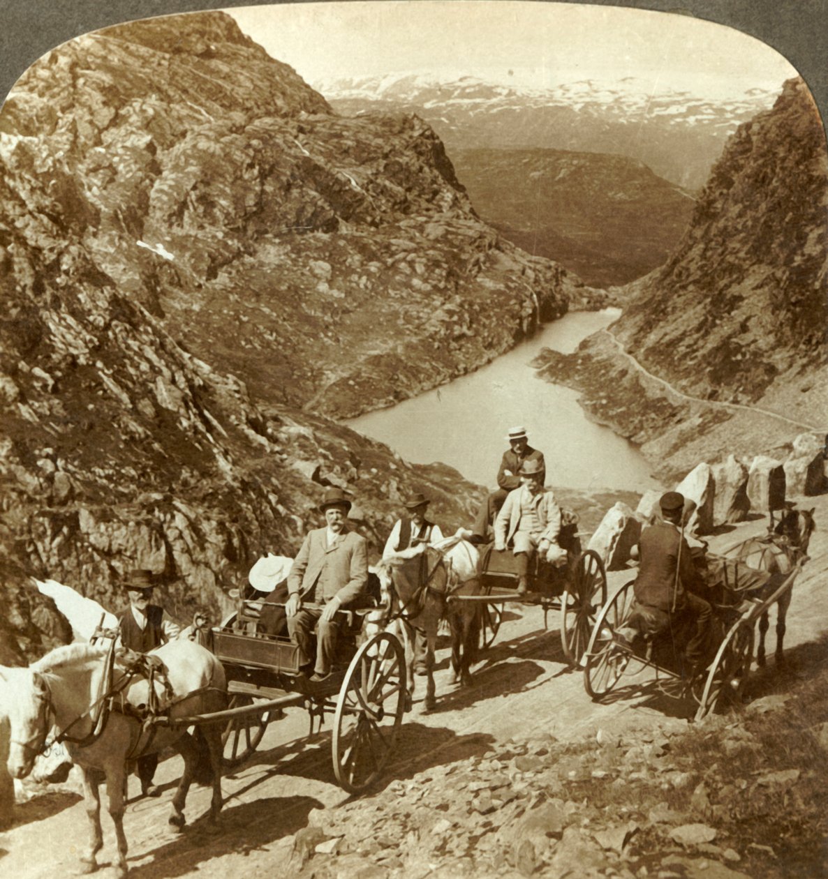 Rejsende på bjergvej gennem den vilde kløft i Seljestad, Norge, c1905. af Unbekannt