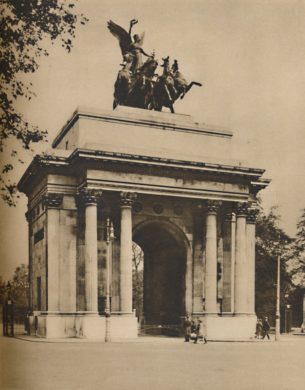 Triumfbuen flyttet fra Hyde Park til Constitution Hill, c1935. af Unbekannt