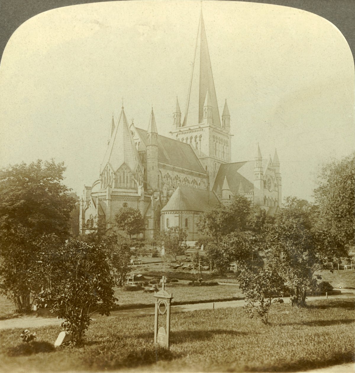 Trondhjems domkirke, hvis traditioner rækker otte århundreder tilbage, Norge, c1905. af Unbekannt