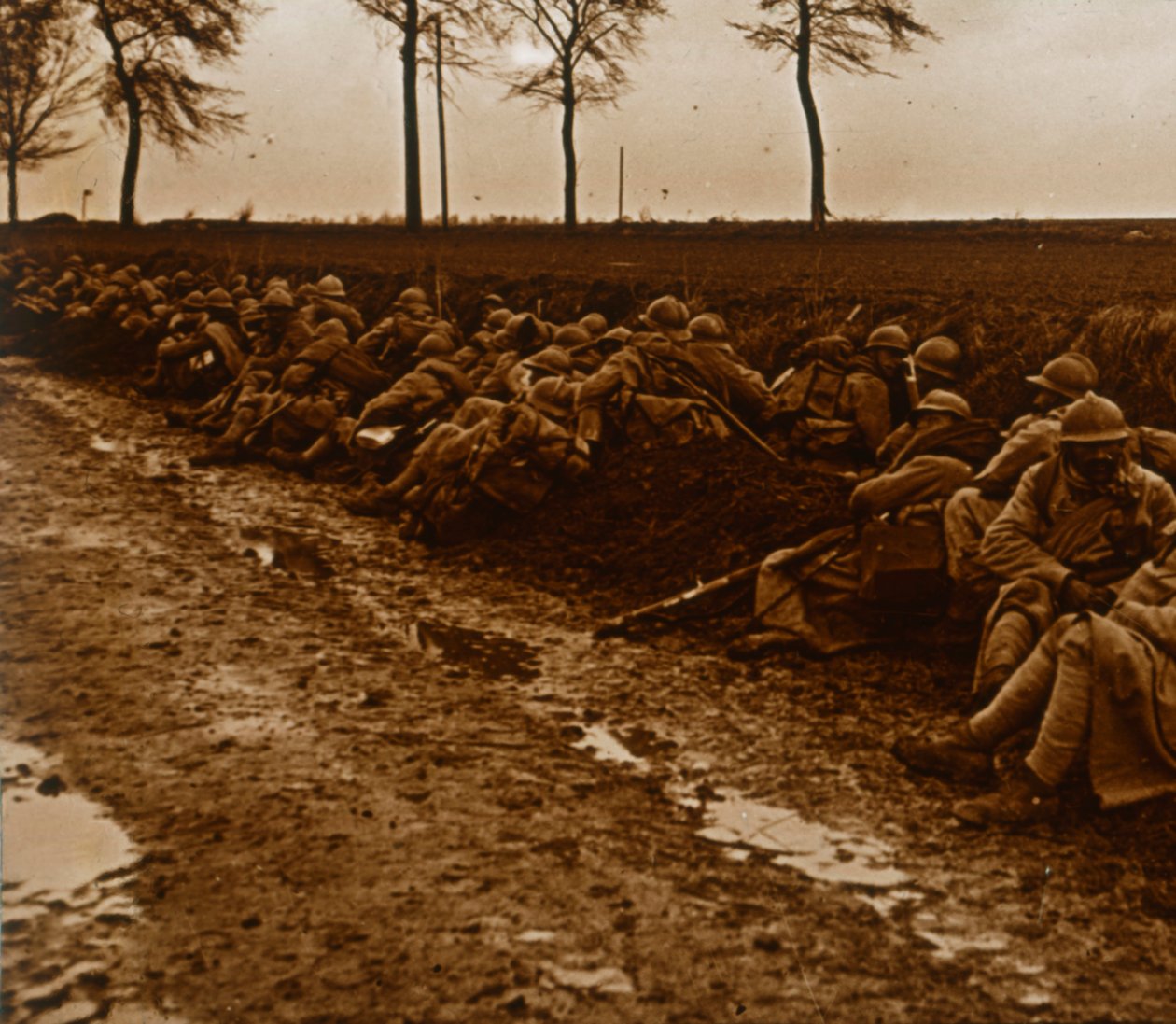 Tropper ved siden af vejen, c1914-c1918 af Unbekannt