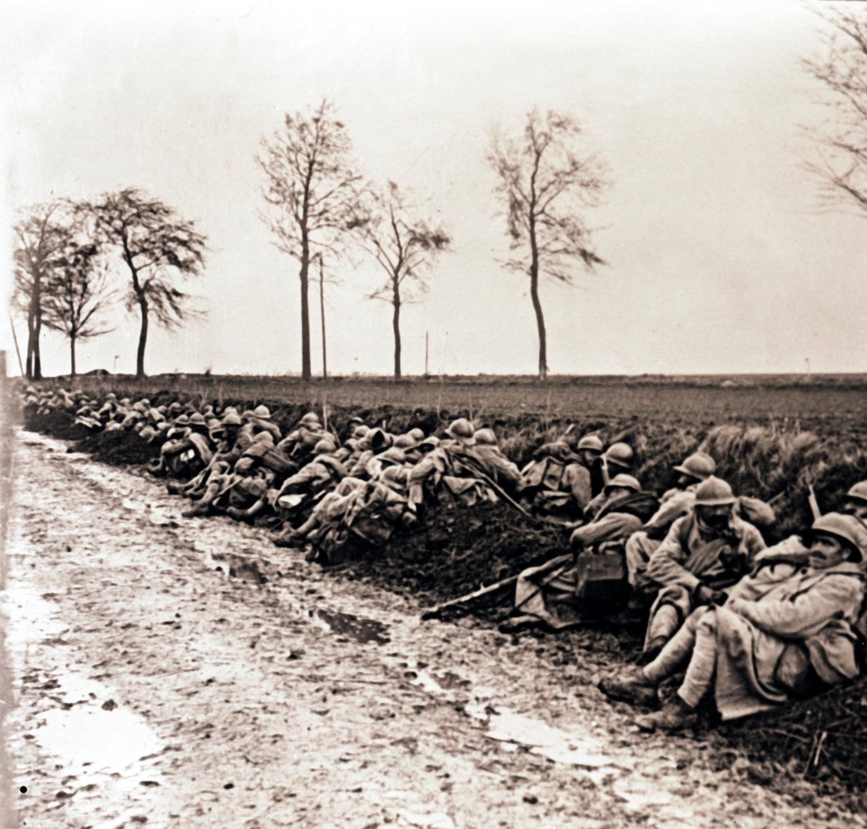Tropper hviler ved siden af en vej, Nordfrankrig, c1914-c1918 af Unbekannt