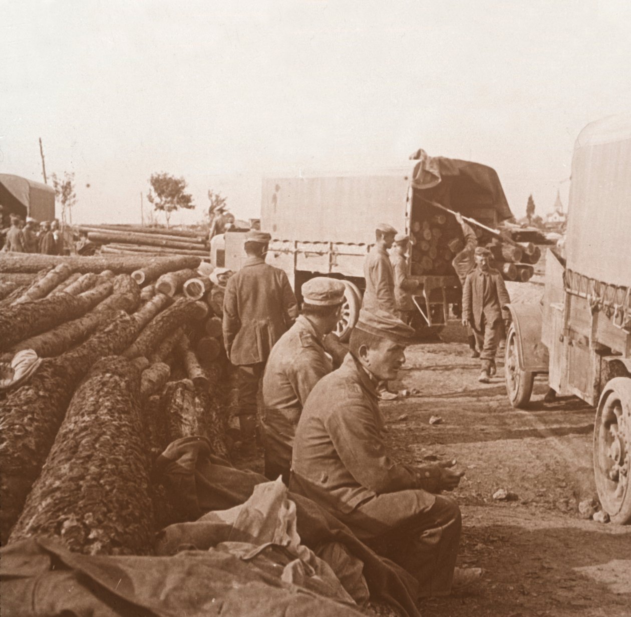 Lastbiler på Voie Sacrée, Verdun, Nordfrankrig, c1914-c1918. af Unbekannt