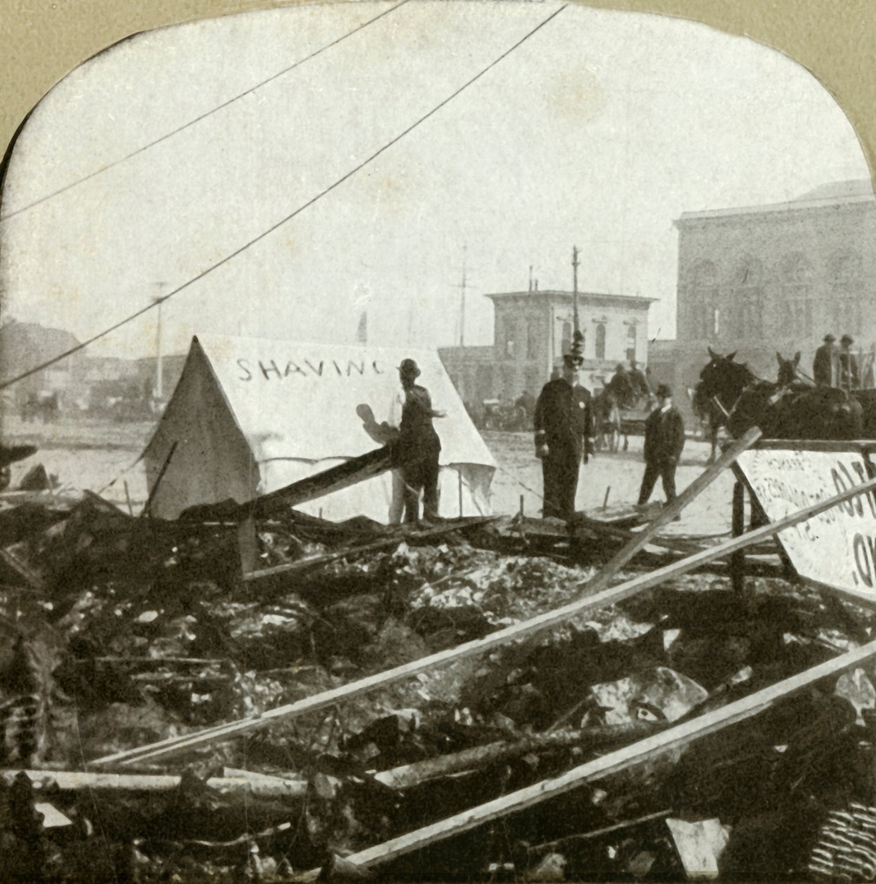 Ægte grus - Barbermalerskilt på telt strakt på fortovet på tidligere sted, 1906. af Unbekannt