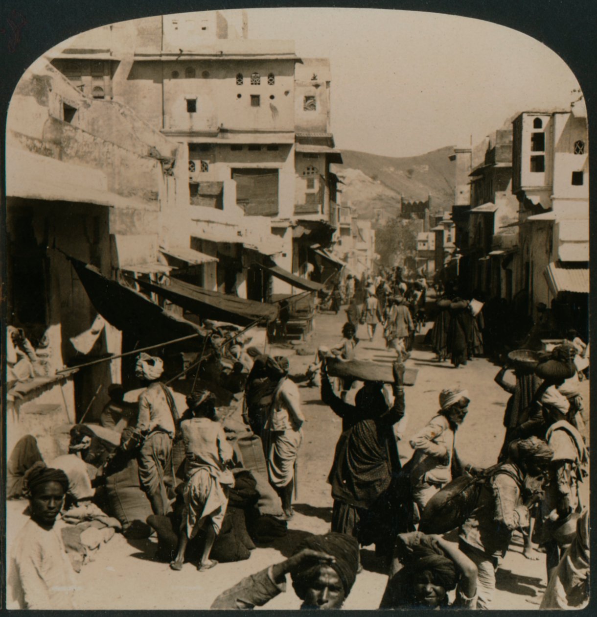 Truly Oriental - en gade i den antikke by Ajmere, Indien, 1907 af Unbekannt