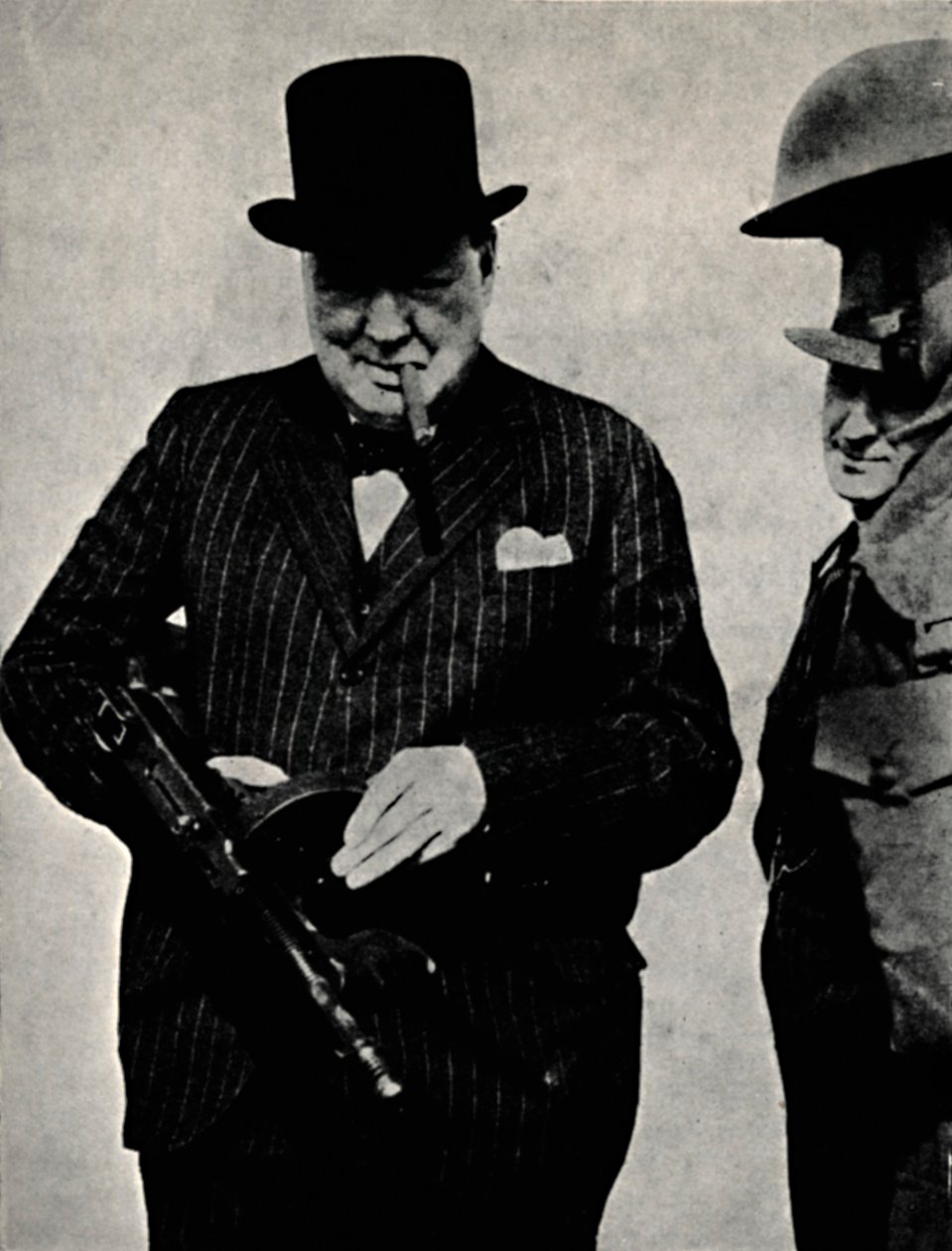 Prøver en Tommy-Gun, 1940, 1945. af Unbekannt
