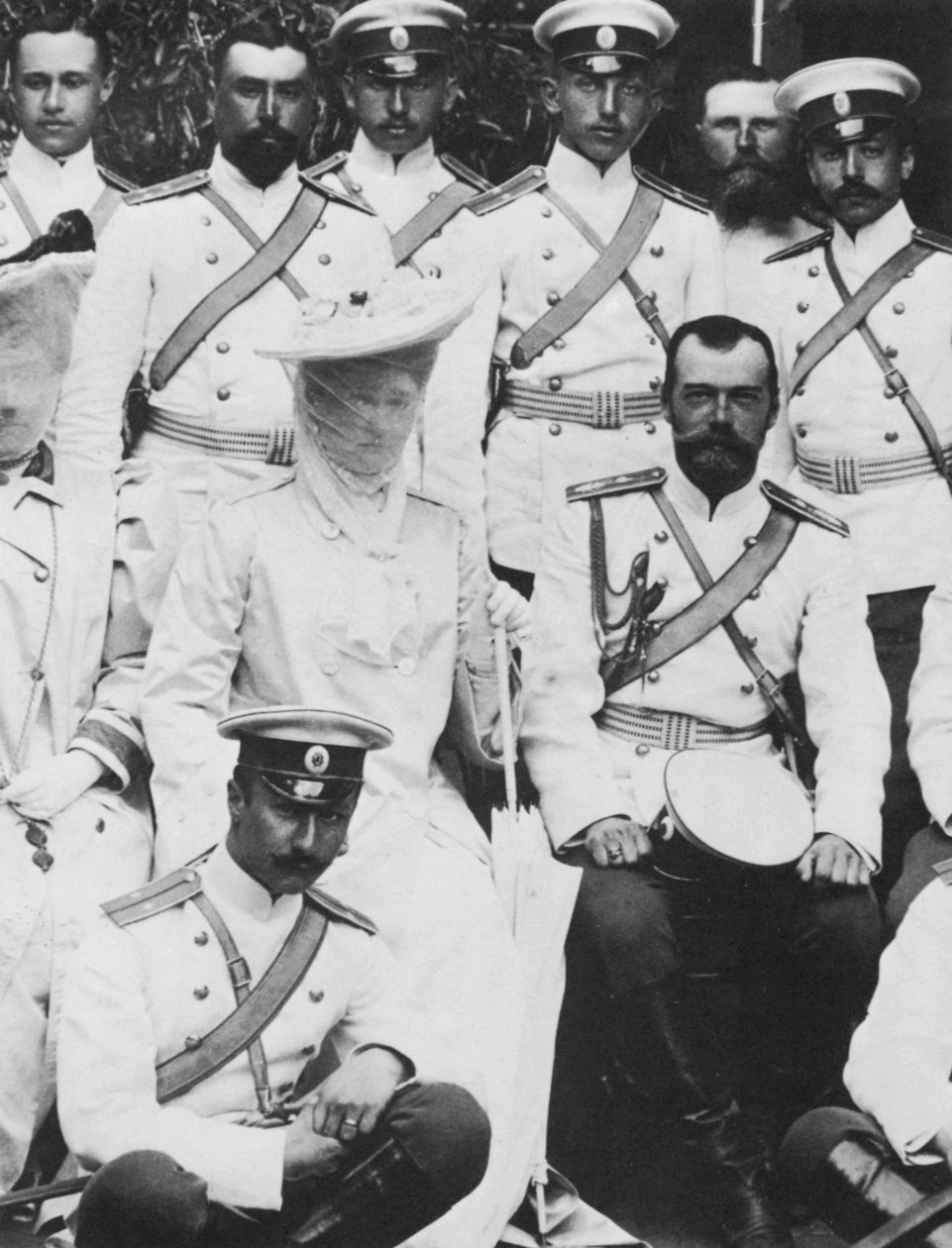 Tsar Nicholas II og Tsarina Alexandra Fyodorovna af Rusland med en gruppe af hærofficerer, c1904 af Unbekannt