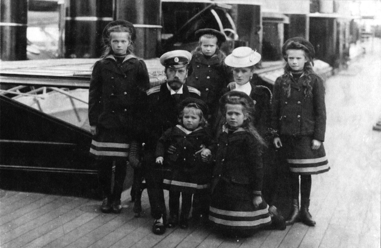 Tsar Nicholas II og Tsarina Alexandra af Rusland og deres børn, 1907. af Unbekannt