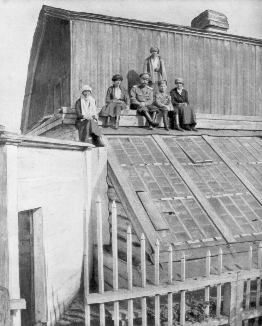 Zar Nicholas II og hans børn sidder på et drivhus, Tobolsk, Sibirien, Rusland, 1917 af Unbekannt