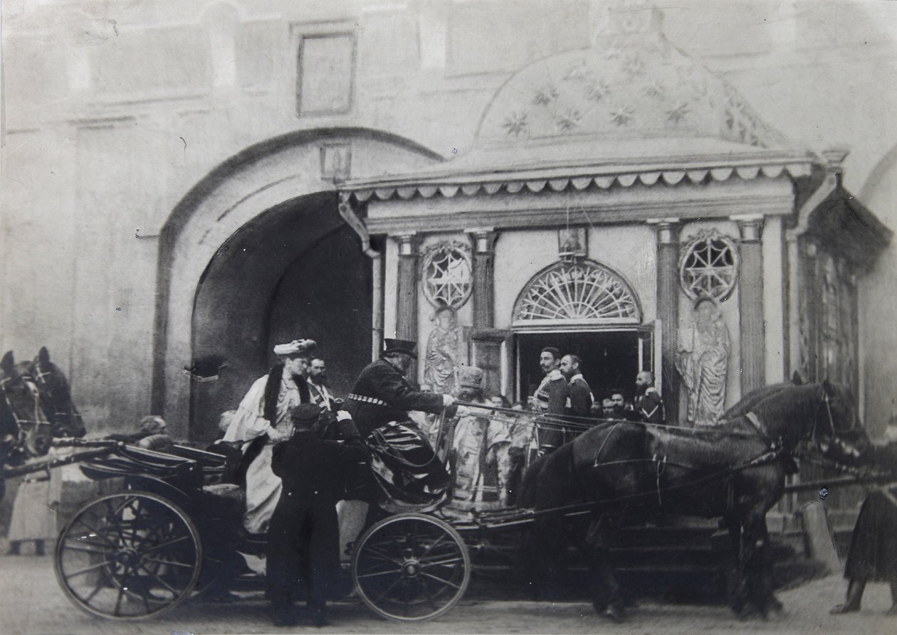 Tsarina Alexandra Fyodorovna besøger det iberiske kapel, Moskva, Rusland, 1900-tallet af Unbekannt