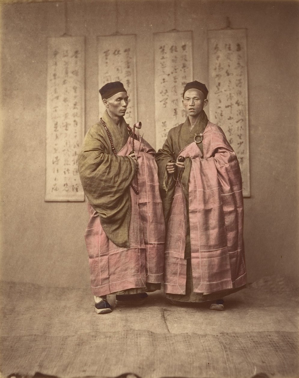 [To kinesiske mænd i matchende traditionel kjole], 1870