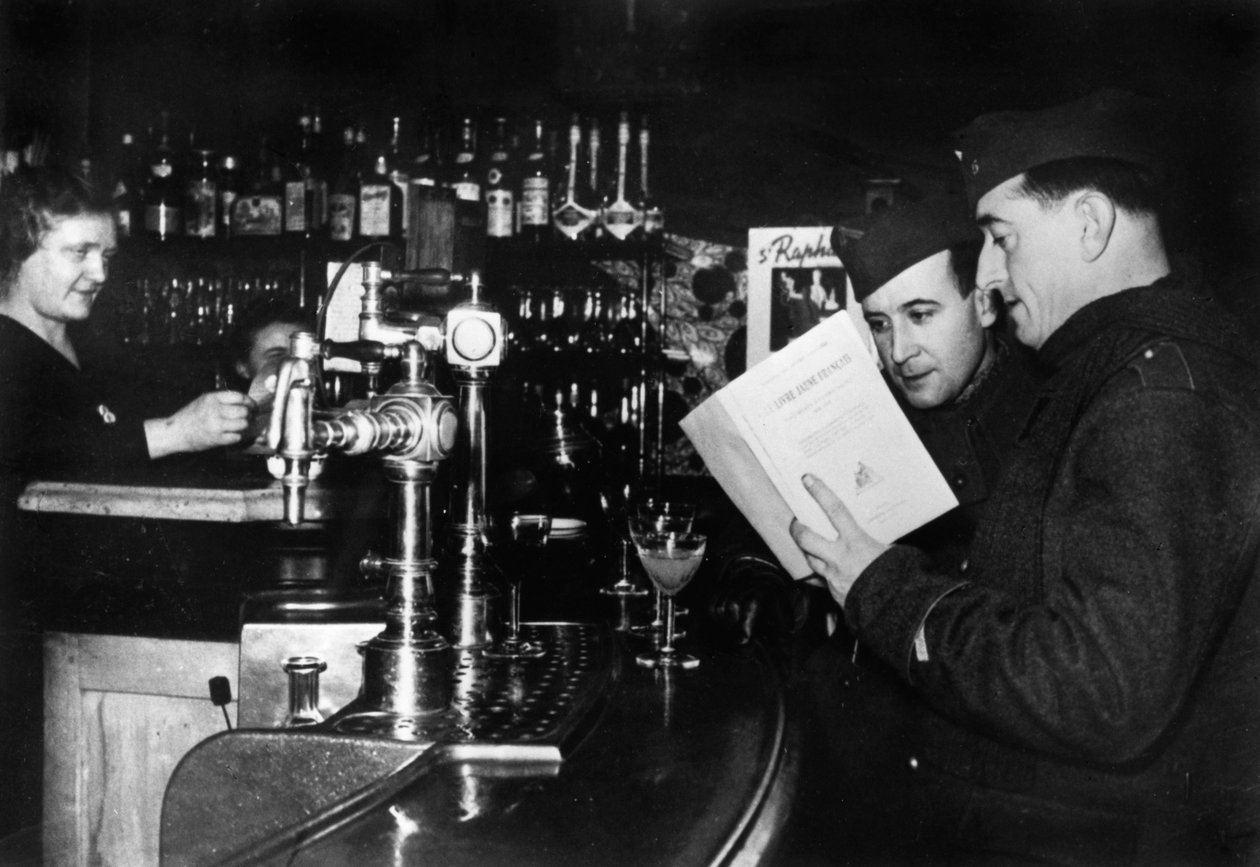 To franske soldater på orlov i en cafe, c1939-1940 af Unbekannt