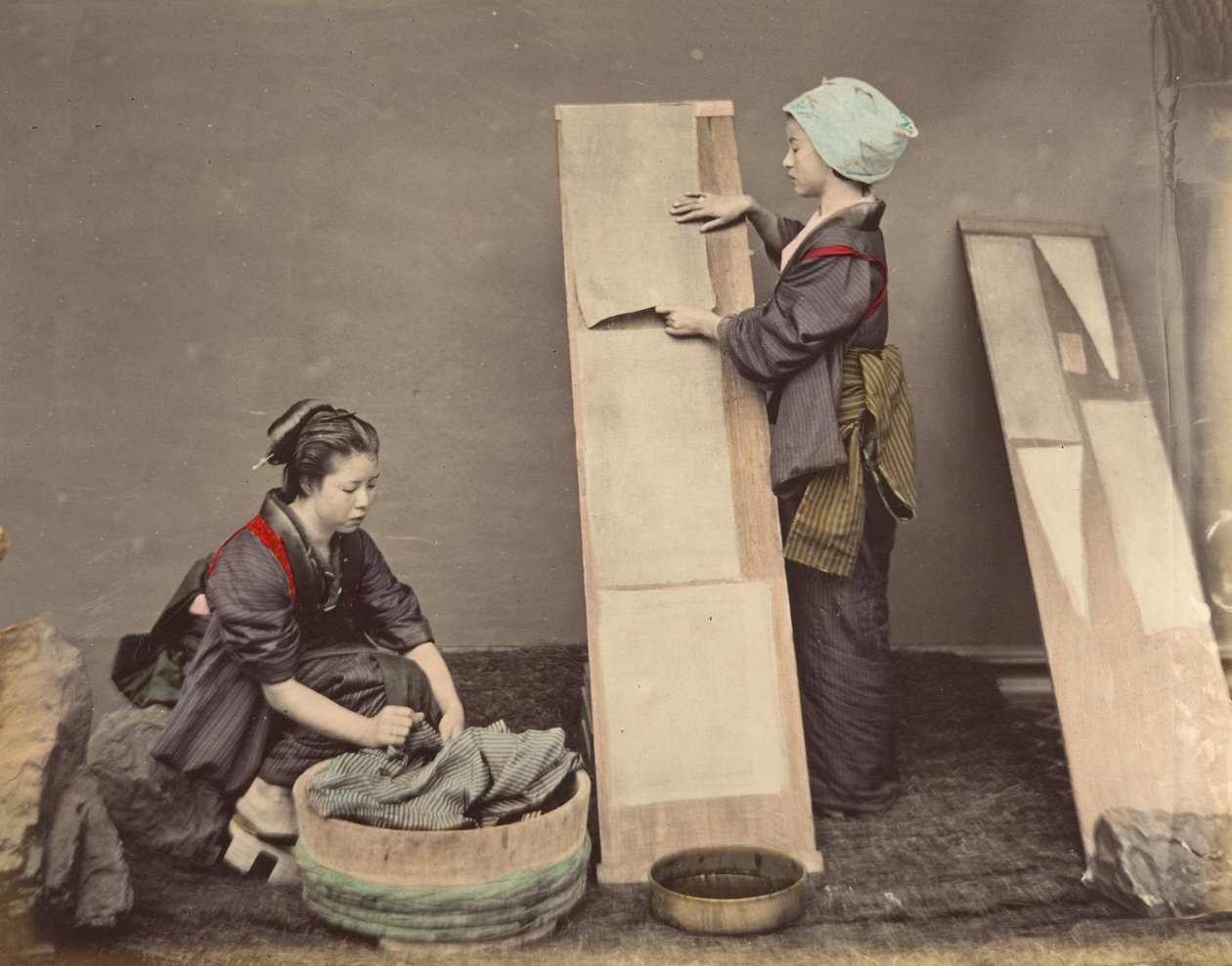 [To japanske kvinder poserer med vasketøj], 1870