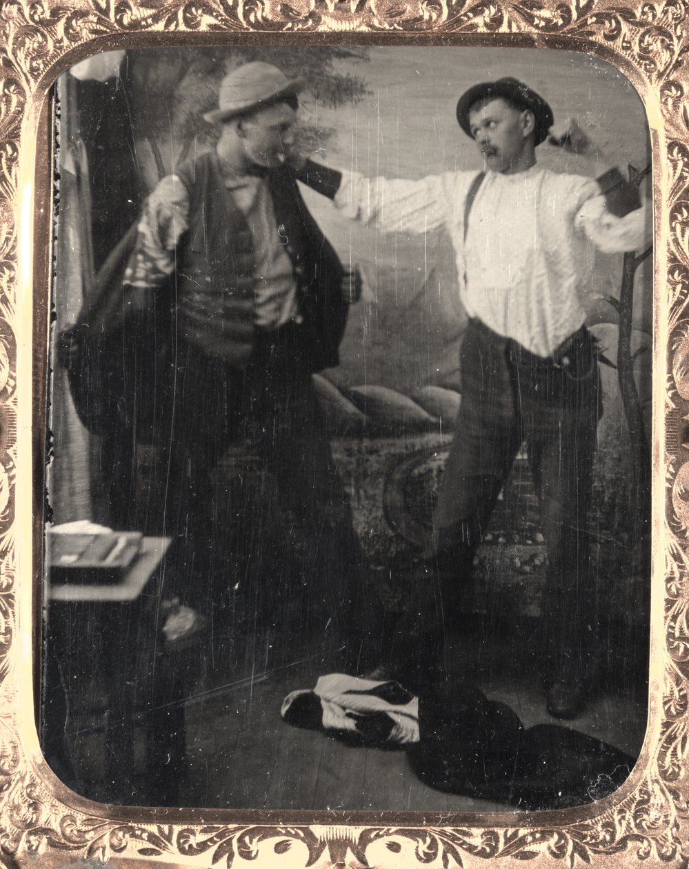 To mænd iscenesætter et slagsmål i et studie, ca. 1860. af Unbekannt