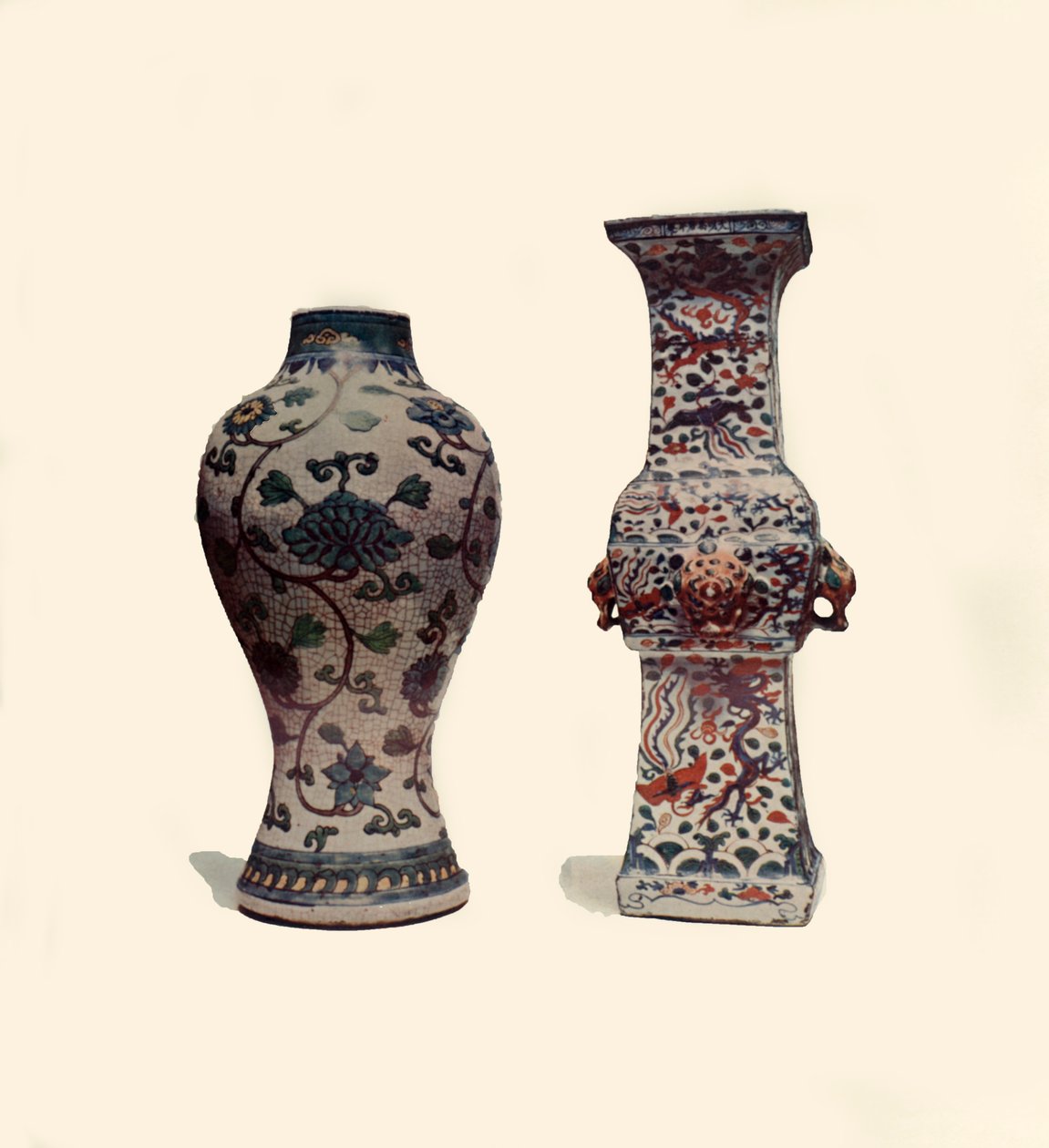 To emaljerede porcelænsvaser, kinesiske, 15.-17. århundrede, 1908. af Unbekannt