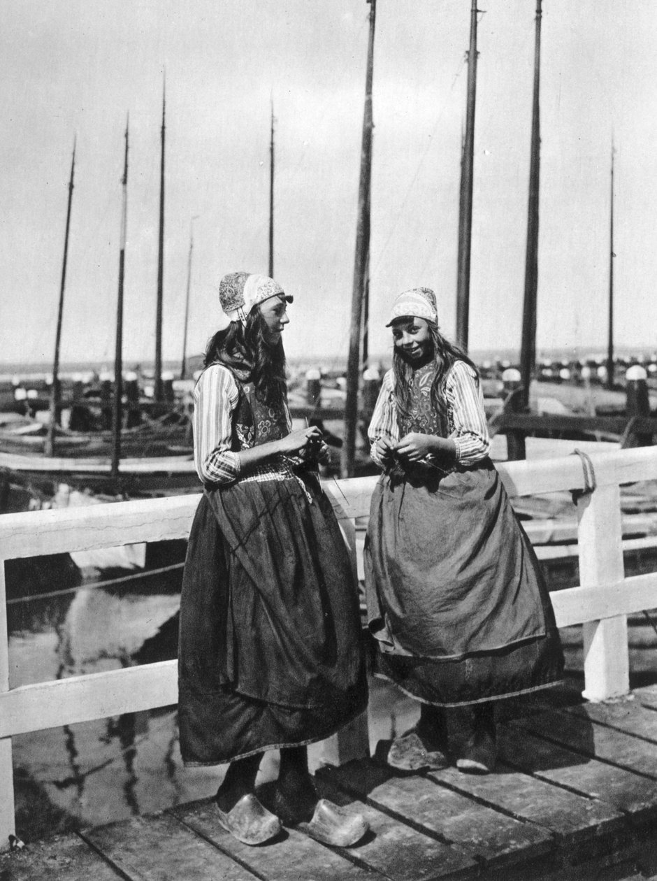 To piger på landingspladsen, Marken, Holland, c1934 af Unbekannt