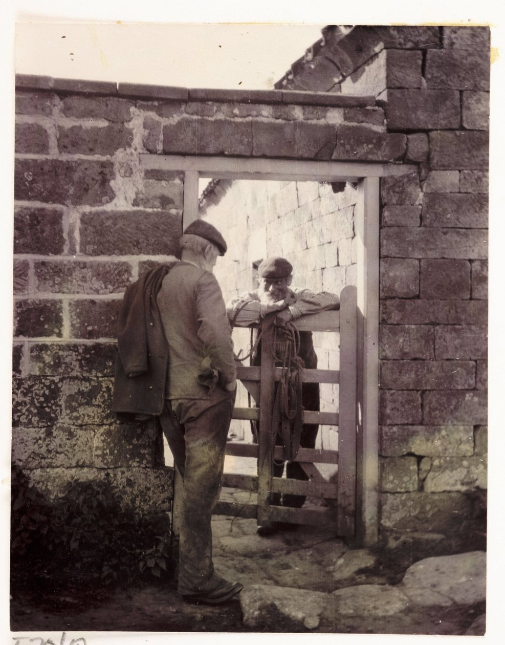 To mænd taler over en port, ca 1905 af Unbekannt