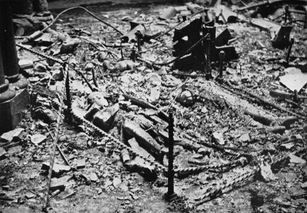 To af riddernes billeder i runden af Tempelkirken, renset af brand, 1941 af Unbekannt