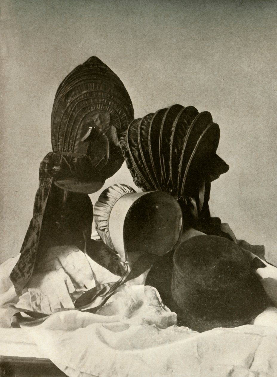 To silkecalashes, ridehue, Quaker-hjelm, hat, handsker og nederdel, c1700-tallet, 1937. af Unbekannt