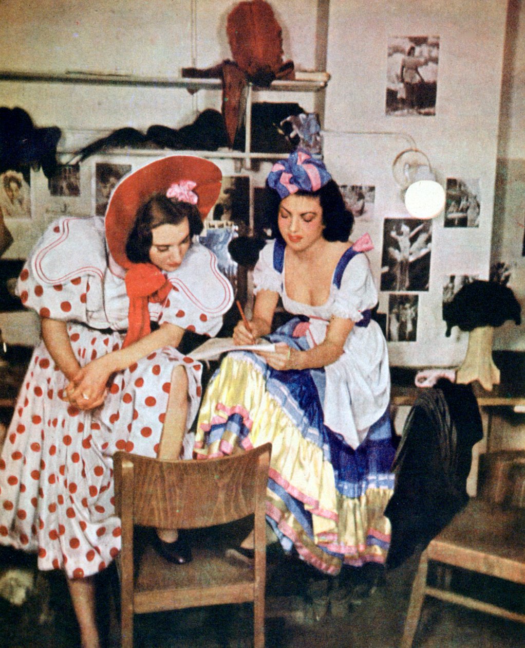 To kvinder fra den lette opera Like One Time i maj af Walter Kollo, Berlin, 1943 af Unbekannt