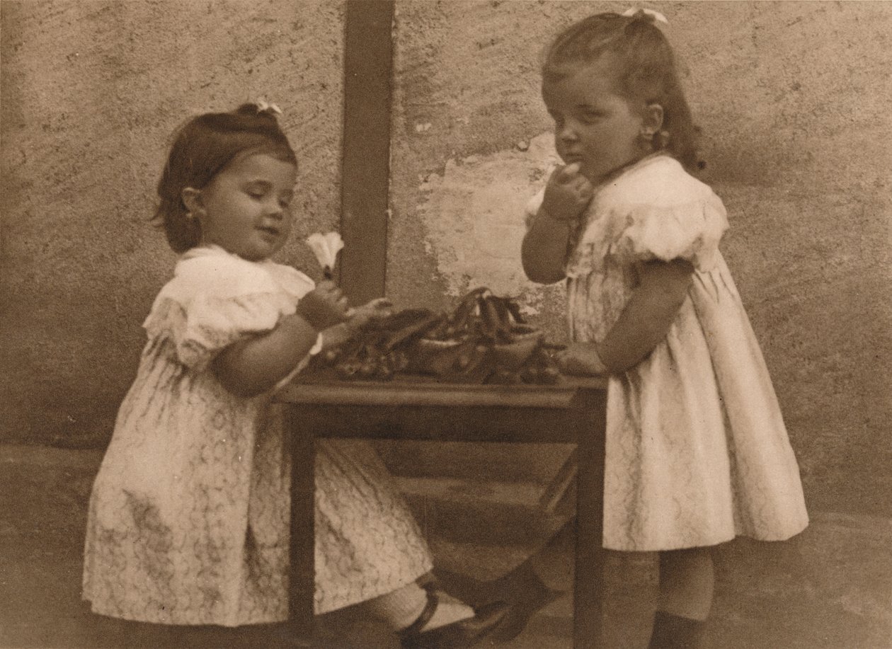 To unge piger ved et bord, 1937. af Unbekannt