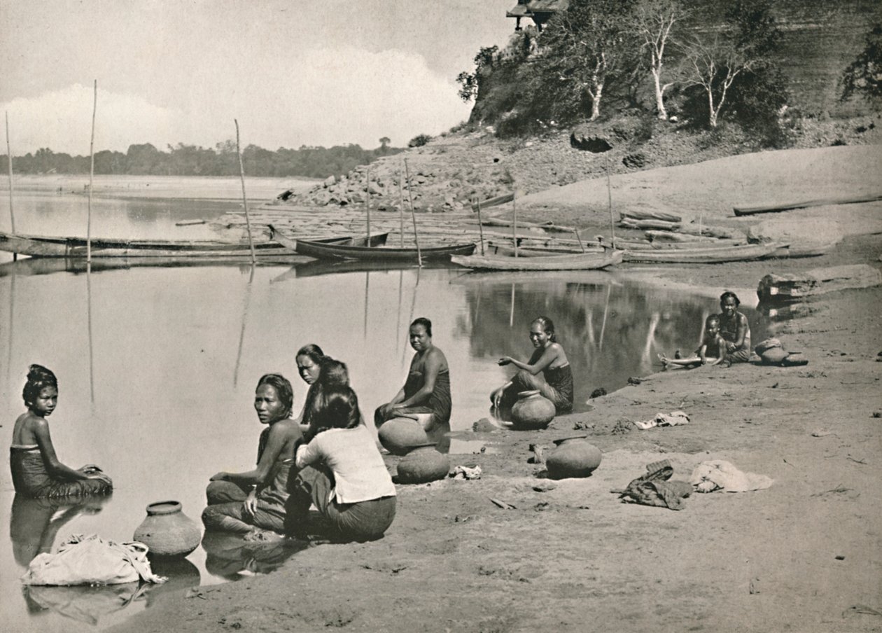 Typisk Riverside-scene på den store Irrawaddy - Kvinder bader og trækker vand, 1900. af Unbekannt