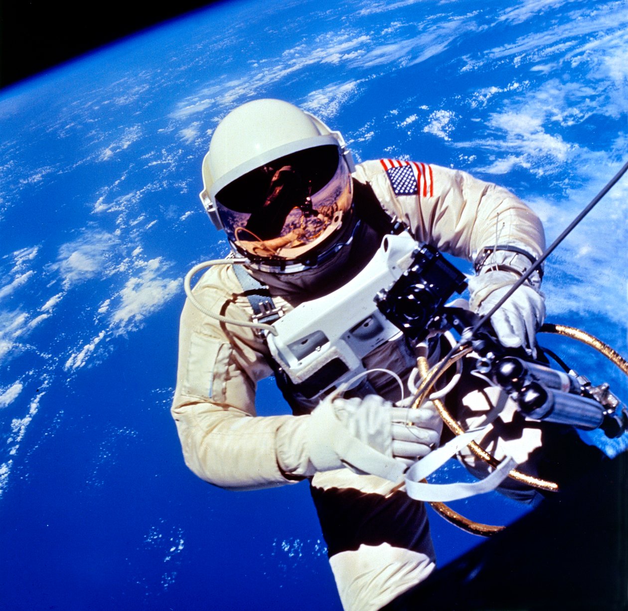 Den amerikanske astronaut Edward H. White II udfører eksterne opgaver af Unbekannt