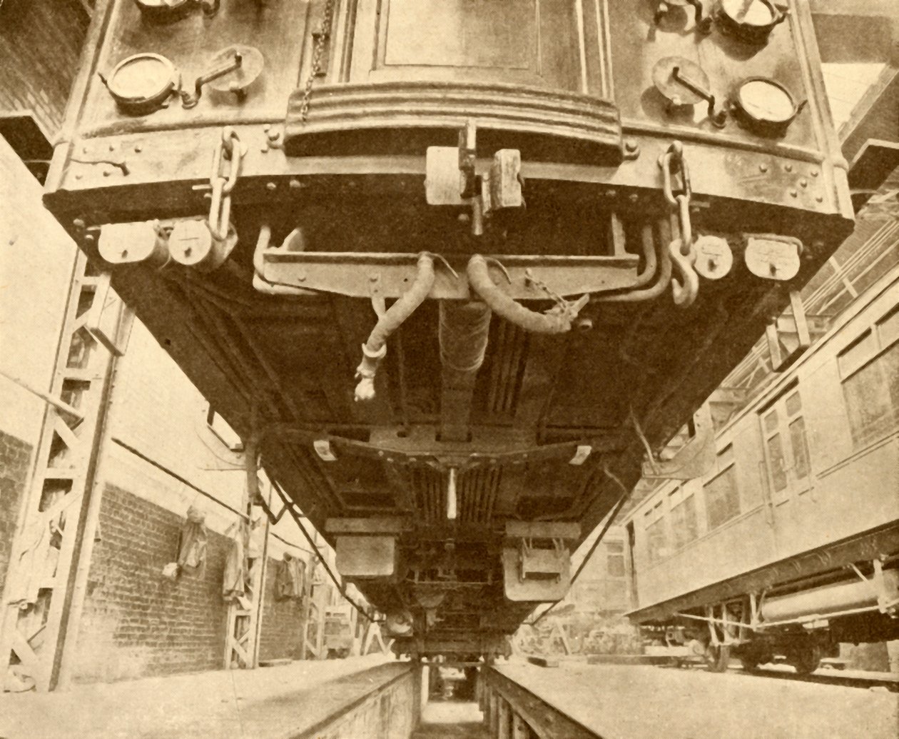 Under the Underground: Beneath a District Railway Electric Car, 1930. af Unbekannt