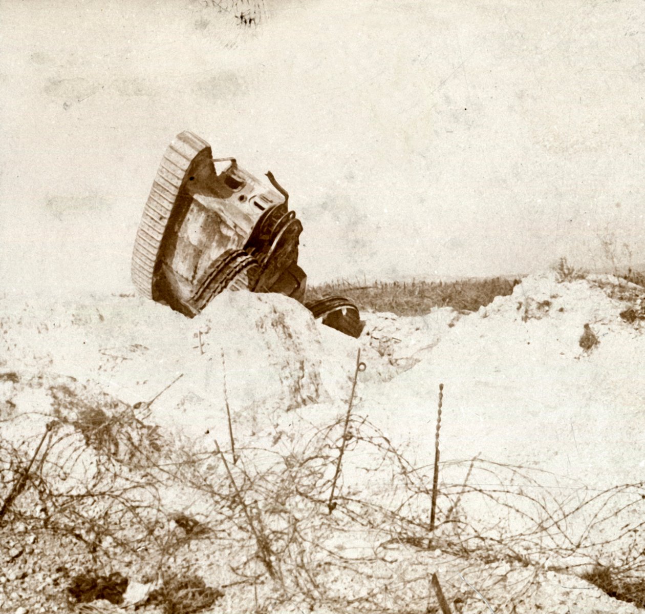 Underside af beskadiget tank, c1914-c1918 af Unbekannt