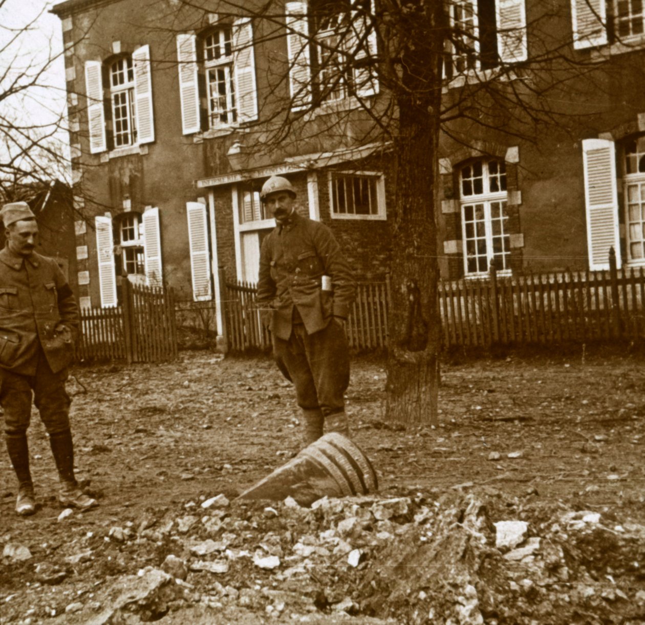 Ueksploderet 380 granat, Verdun, Nordfrankrig, c1914-c1918 af Unbekannt
