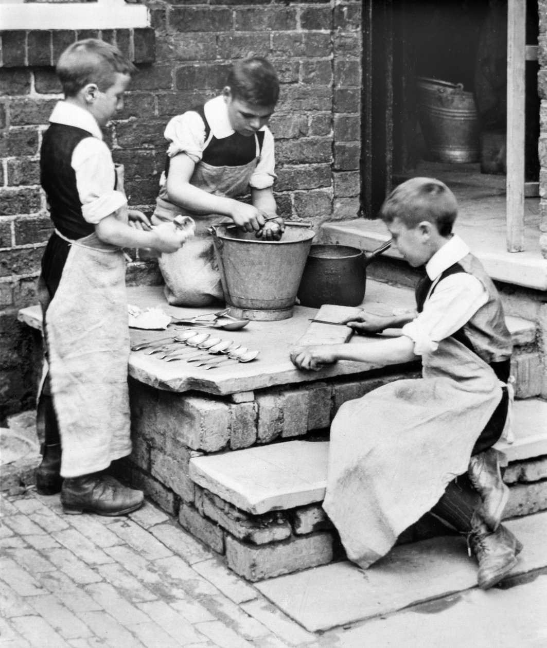 Storbritannien: Drenge skræller kartofler og sliber knive på Workhouse Orphanage - Pontefract - c1905 af Unbekannt