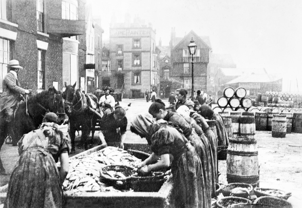Storbritannien: Skotske silderender på arbejde i Scarborough. Scarborough, c1890 af Unbekannt