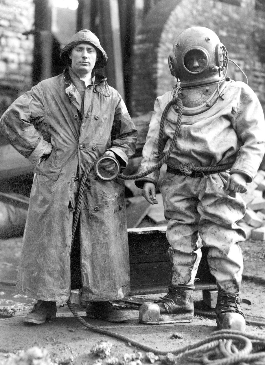 Storbritannien: Dykkeren, der genstartede vandpumpen ved Newbury Colliery Pit Bottom. Coleford af Unbekannt