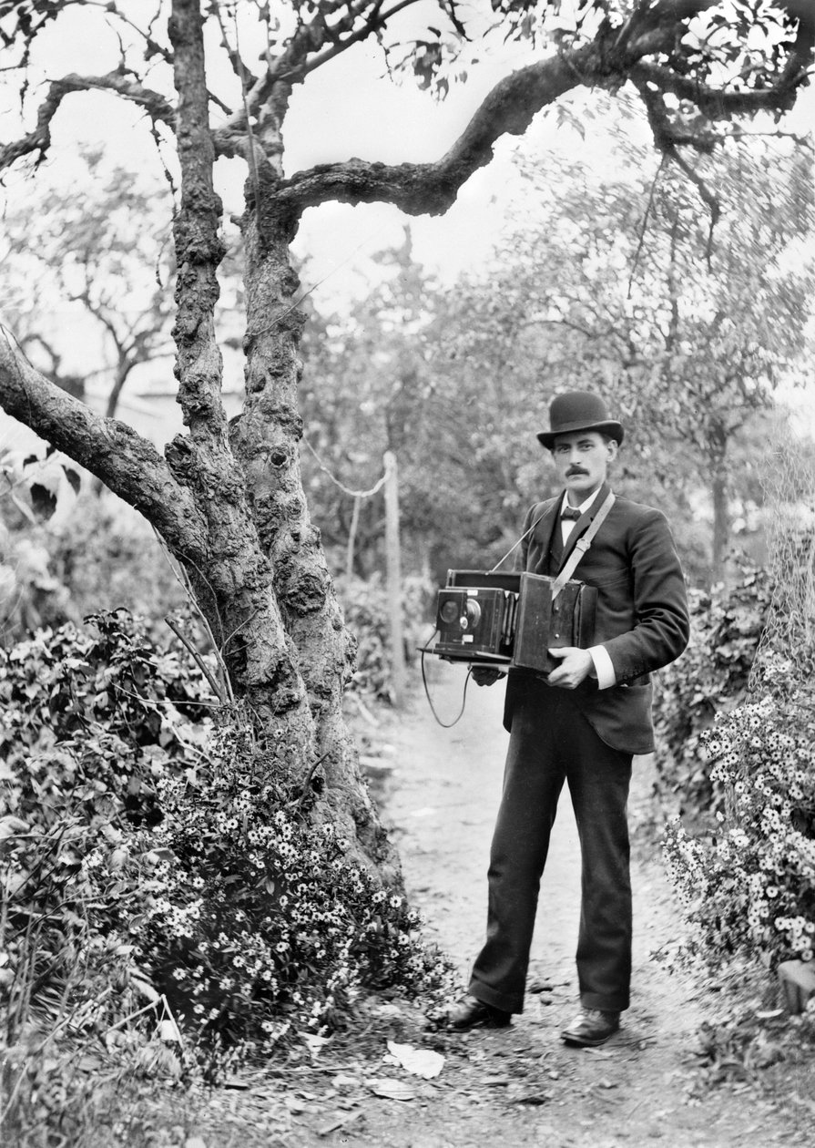 Storbritannien: Fotografen JT Newman med sit pladekamera. c1890 af Unbekannt