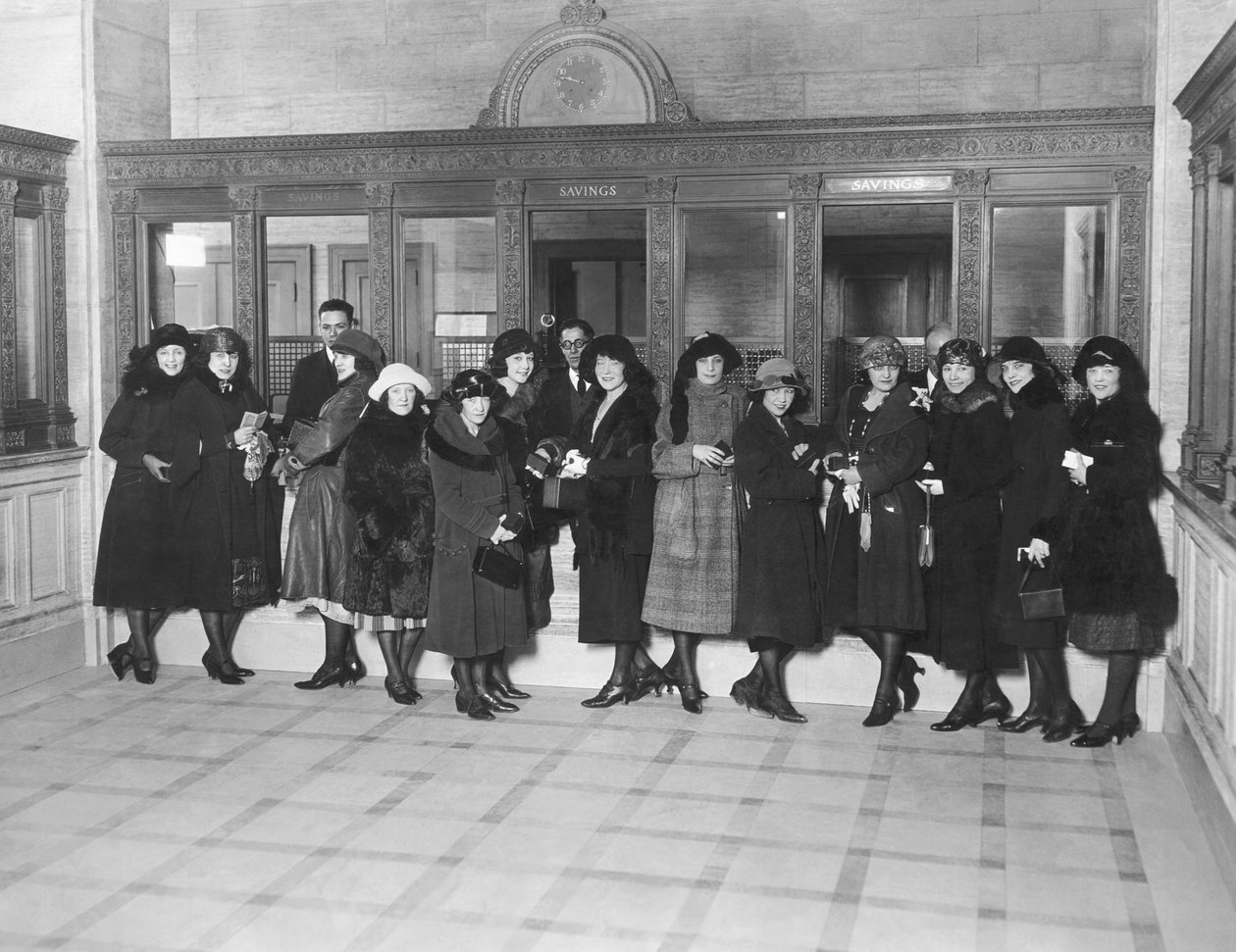 USA: ca. 1926 En gruppe kvinder står ved 