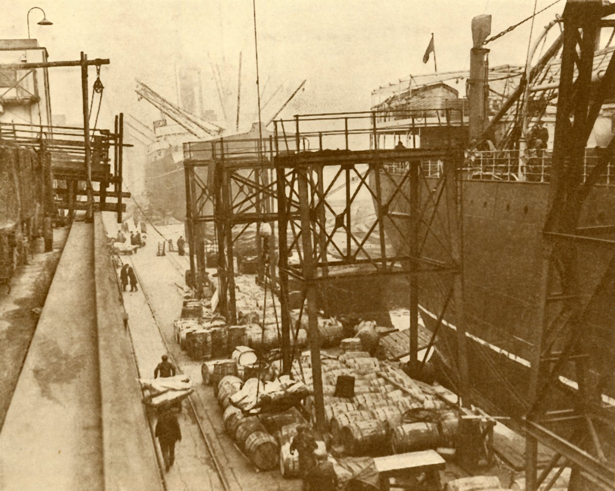 Losser madskibe ved Royal Albert Docks, London, c1930. af Unbekannt