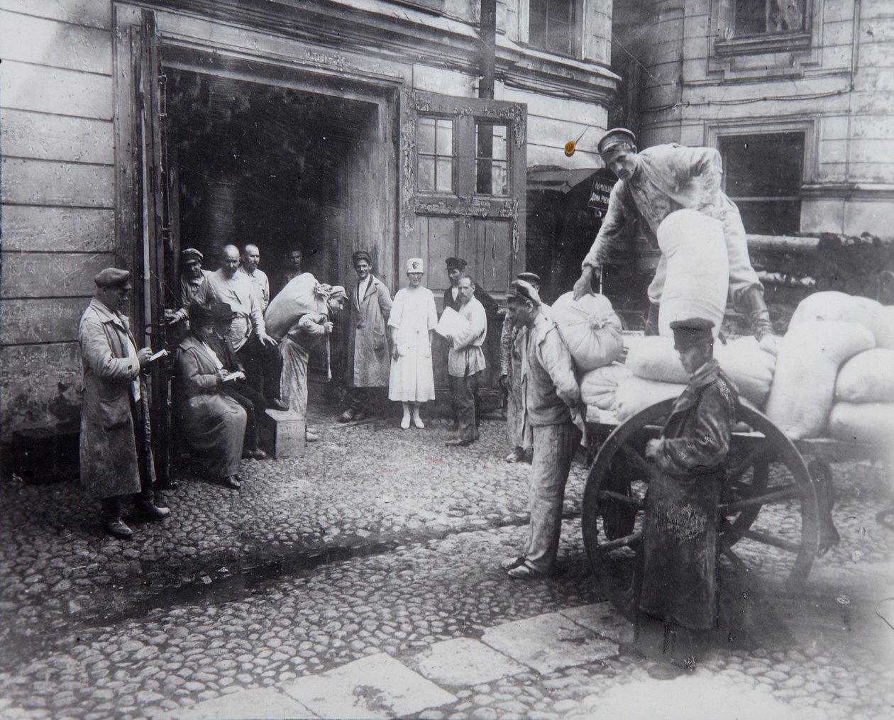 Lossning af mad, Forskerhuset, Petrograd, Rusland, c1920-c1924 af Unbekannt