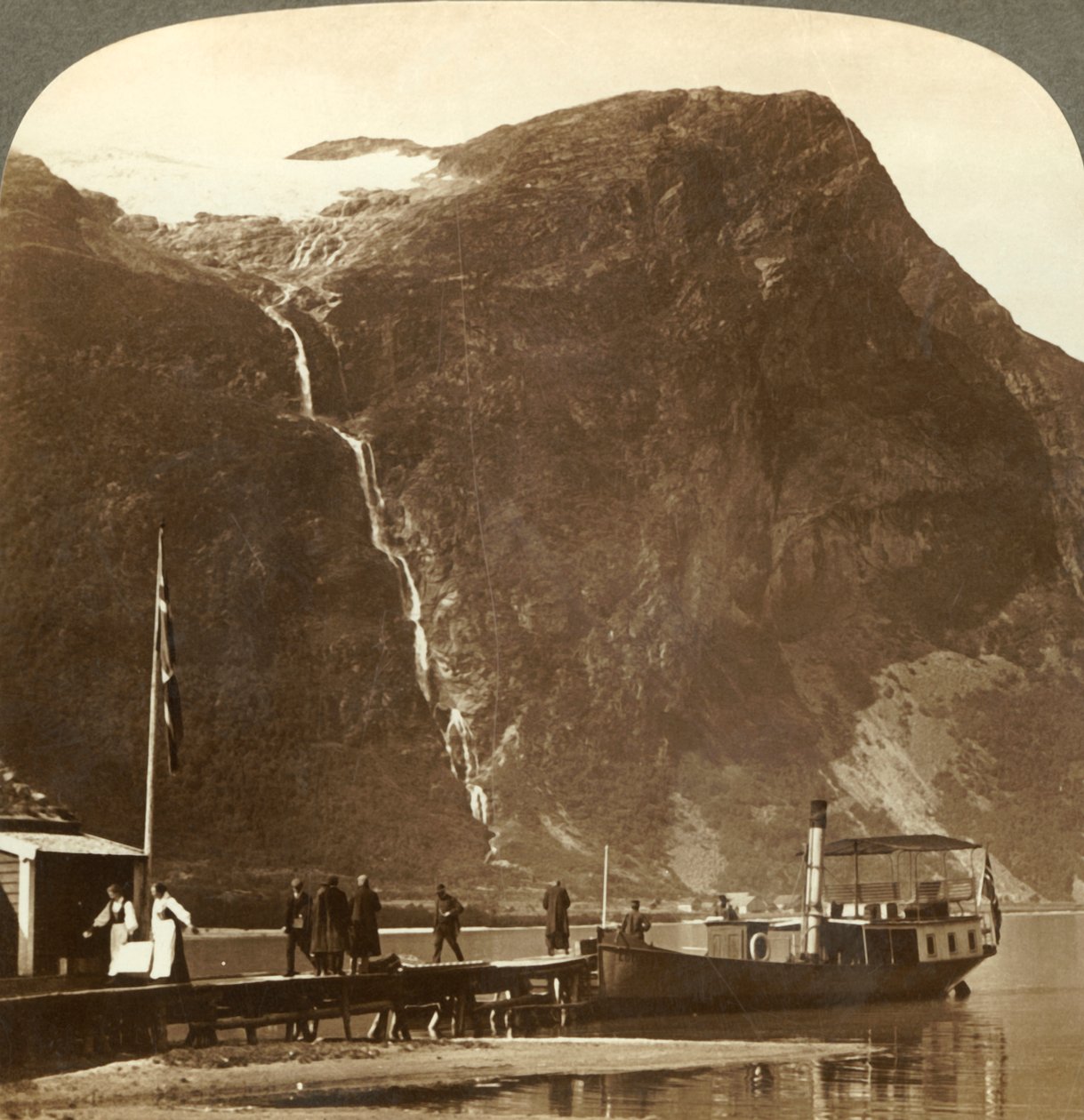 Utigards Falls fra Ravnefjeld-gletsjeren ved Loen-søen - fra Naesdal, Norge, c1905. af Unbekannt