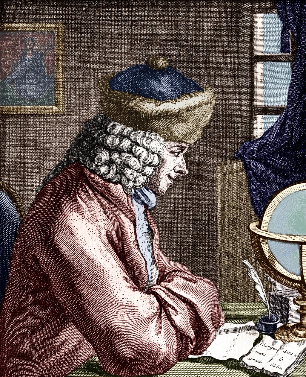VOLTAIRE, Francois-Marie Arouet - portræt af Voltaire, der arbejder. Fransk forfatter, filosof, dramatiker, digter 1694-1778. 1700-tals stik. Fyldepen af Unbekannt