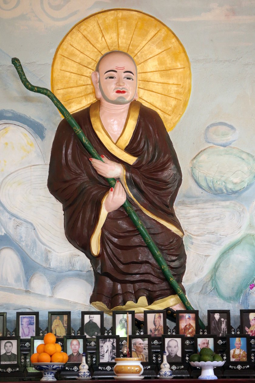 Van Hanh Zen buddhistiske kloster. Buddhistisk munk over vietnamesisk alter for forfædre. Ærligheden af de døde. Dalat. Vietnam af Unbekannt
